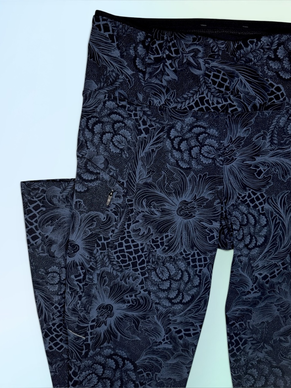 Lululemon Run On Tight Luxtreme (25")
Nouveau Mach Blue Black Size 4